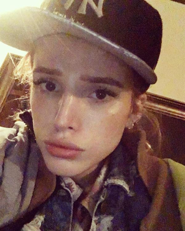 Bella Thorne taking a selfie