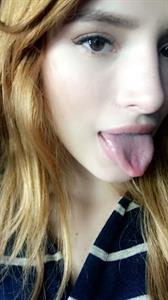 Bella Thorne taking a selfie
