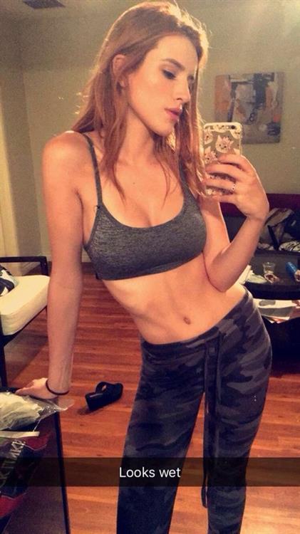 Bella Thorne taking a selfie