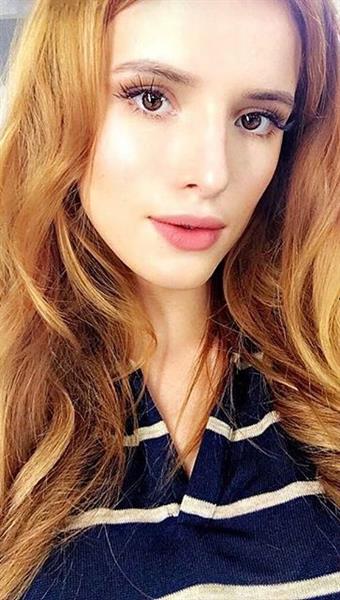 Bella Thorne taking a selfie