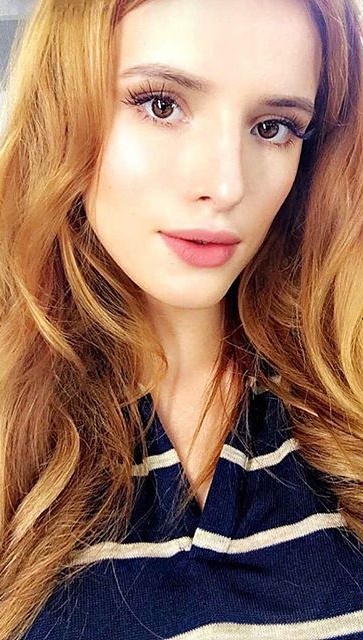 Bella Thorne taking a selfie