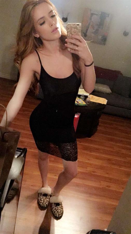 Bella Thorne taking a selfie