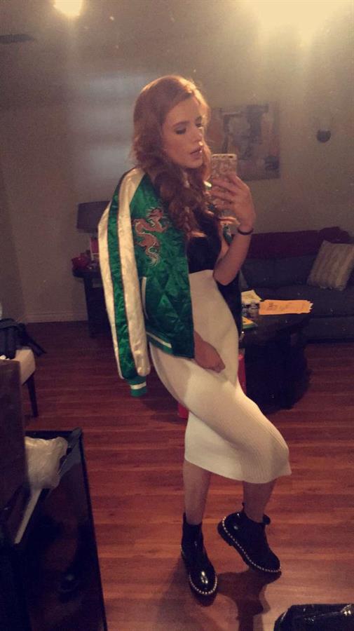 Bella Thorne taking a selfie