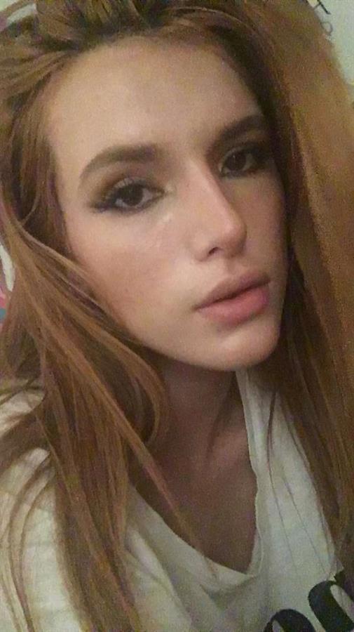 Bella Thorne taking a selfie