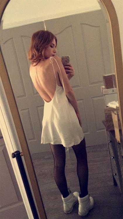 Bella Thorne taking a selfie
