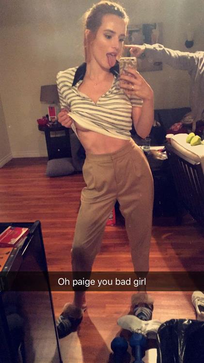 Bella Thorne taking a selfie