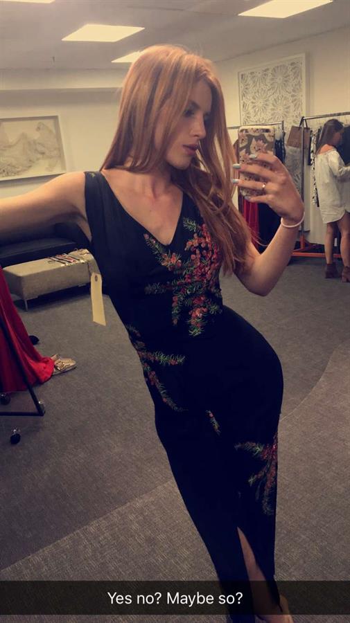 Bella Thorne taking a selfie