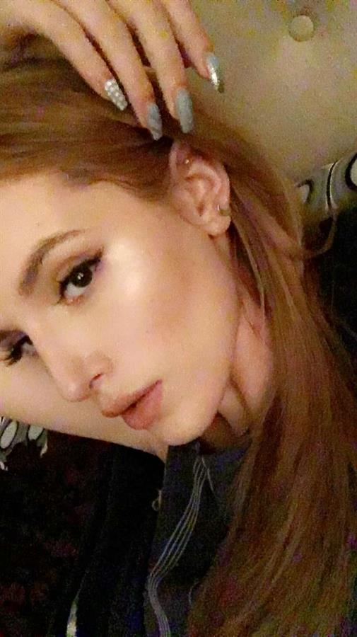 Bella Thorne taking a selfie