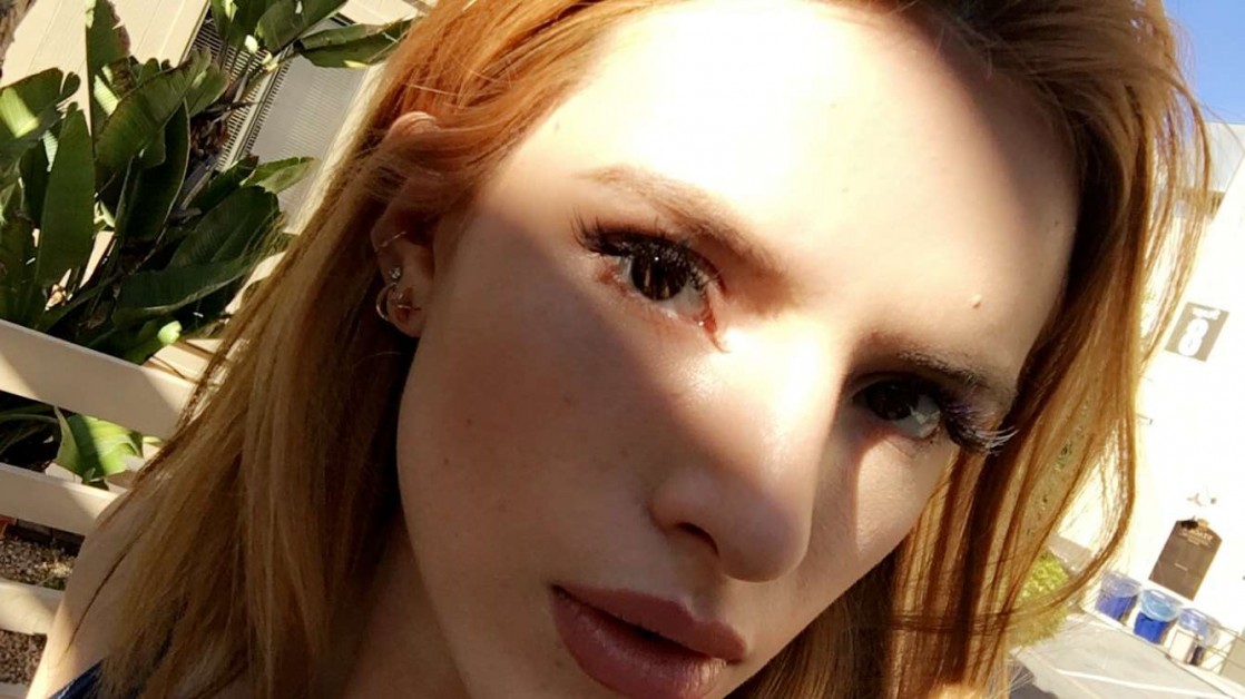 Bella Thorne taking a selfie