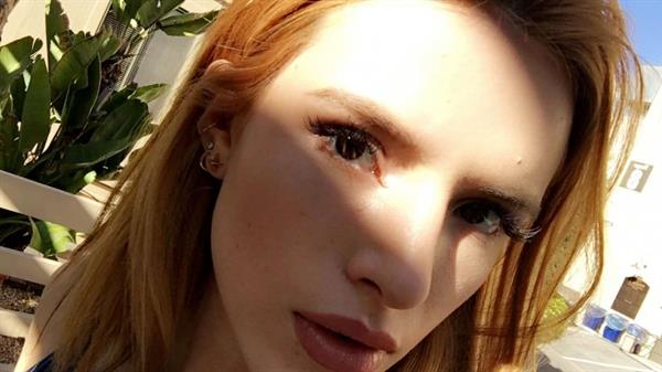 Bella Thorne taking a selfie