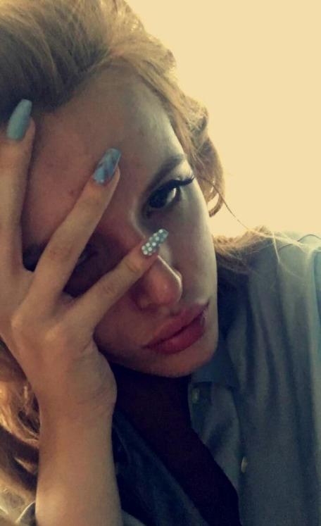 Bella Thorne taking a selfie