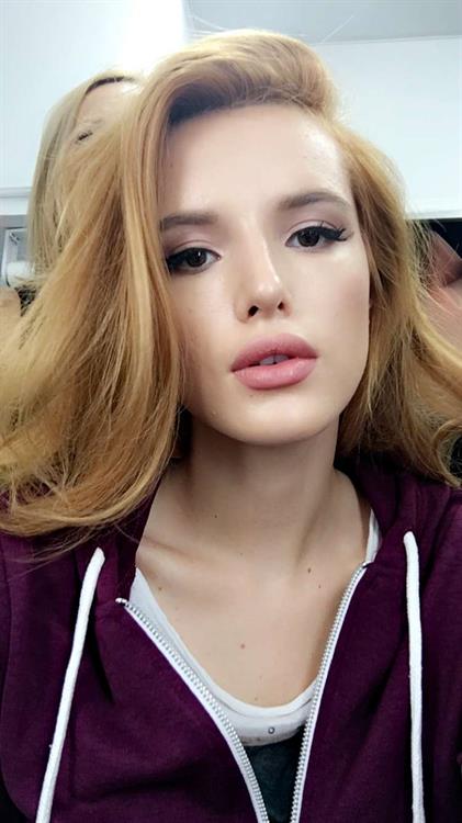 Bella Thorne taking a selfie