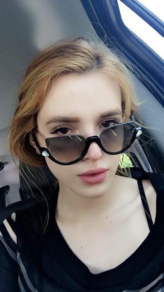 Bella Thorne taking a selfie