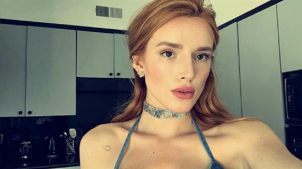 Bella Thorne taking a selfie