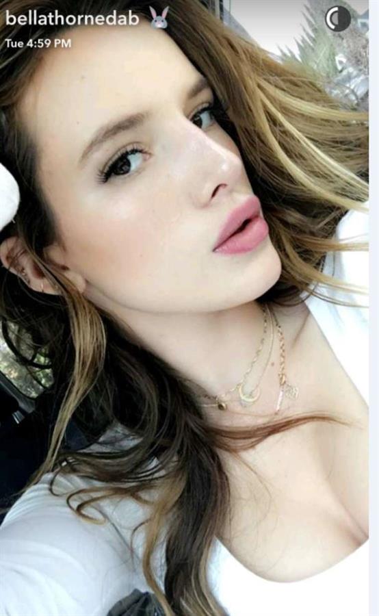 Bella Thorne taking a selfie