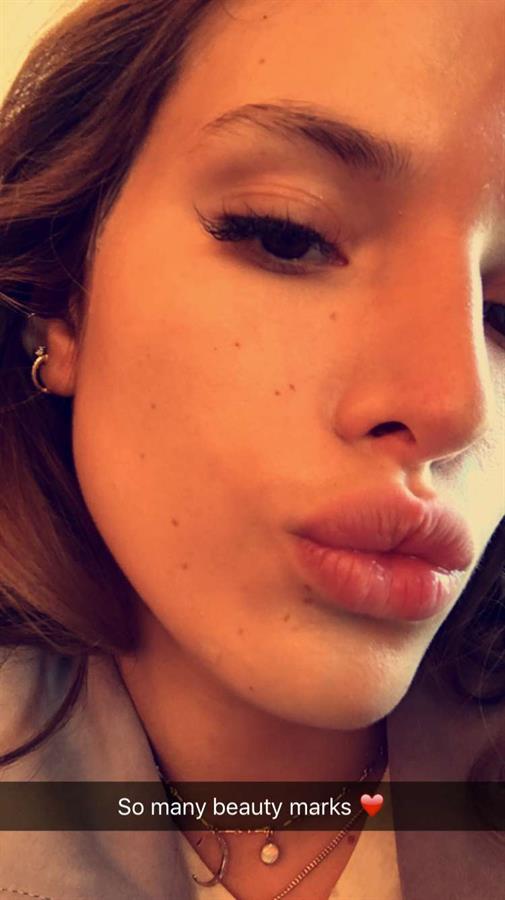 Bella Thorne taking a selfie