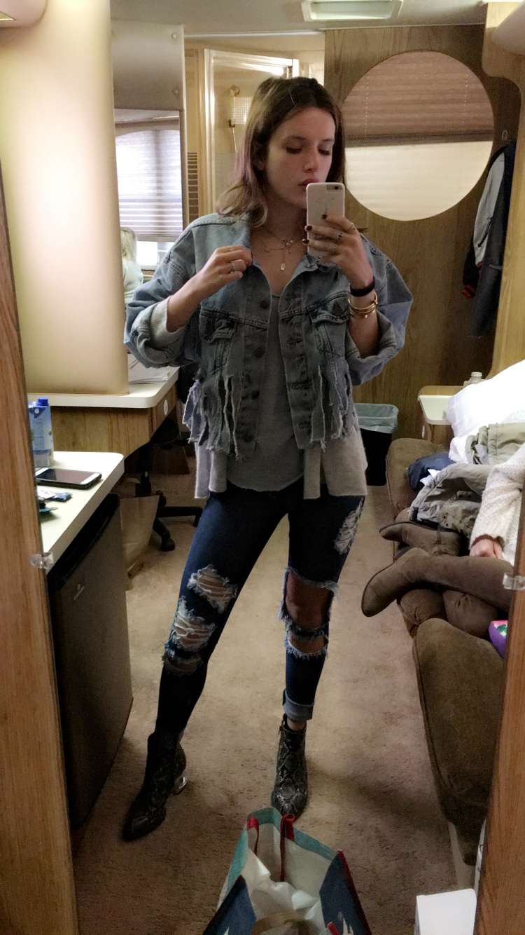 Bella Thorne taking a selfie