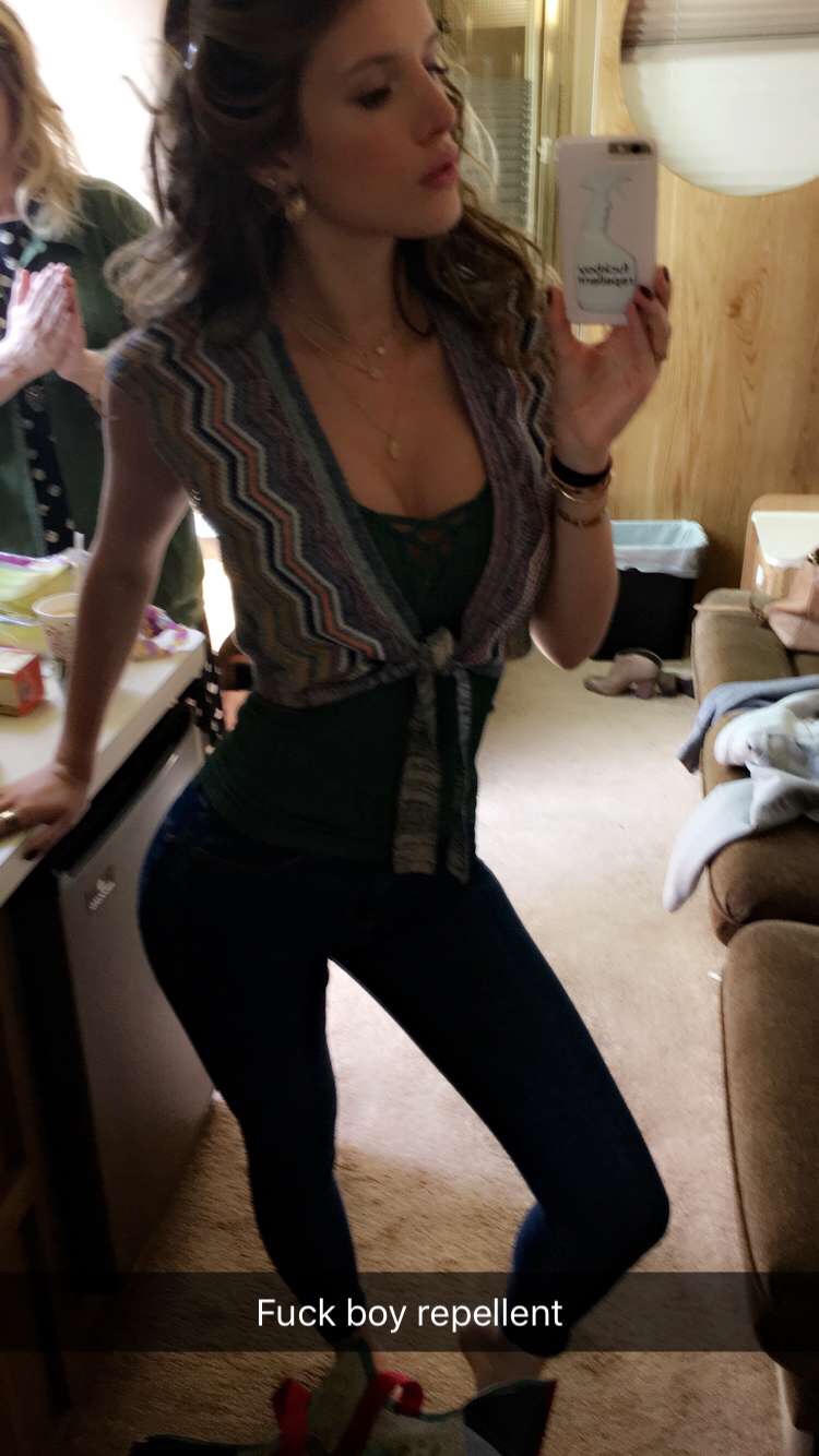 Bella Thorne taking a selfie