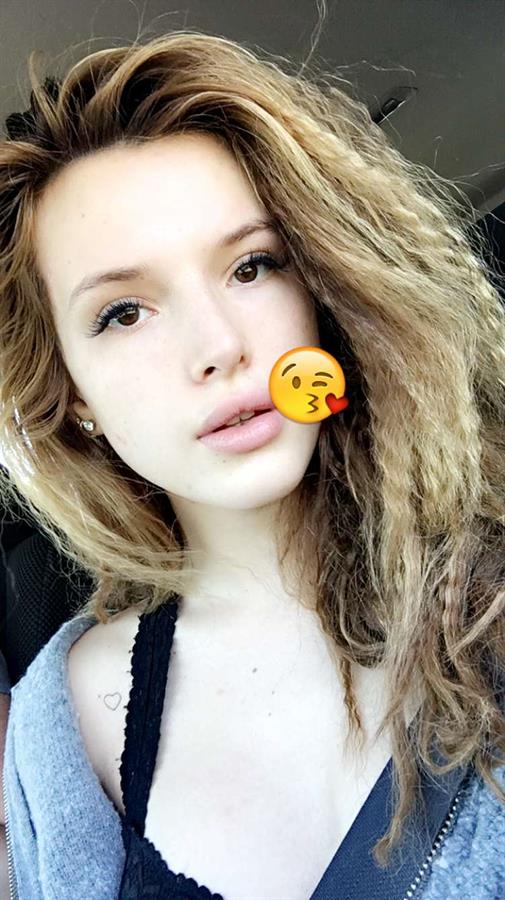 Bella Thorne taking a selfie