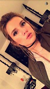 Bella Thorne taking a selfie