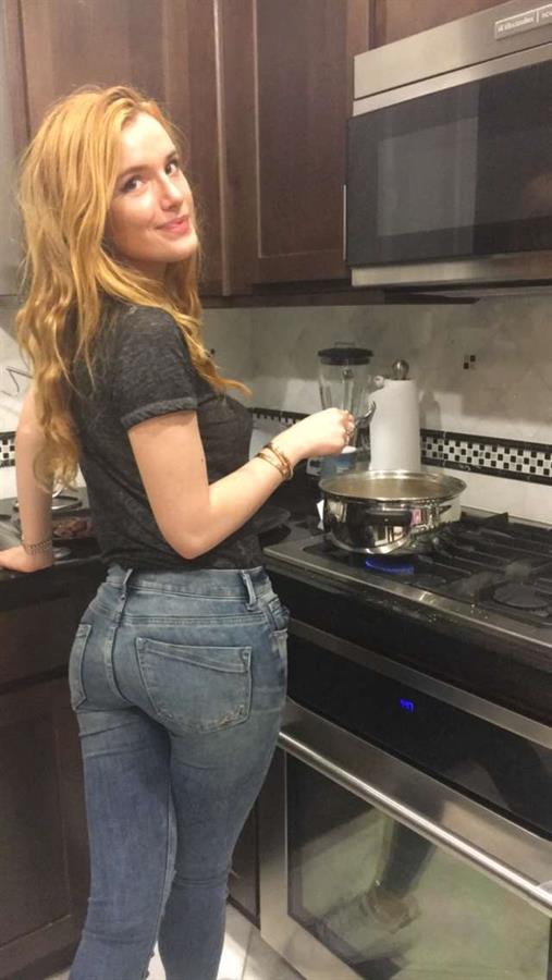 Bella Thorne - ass