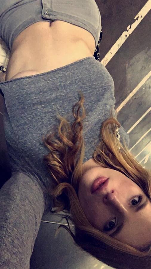 Bella Thorne taking a selfie