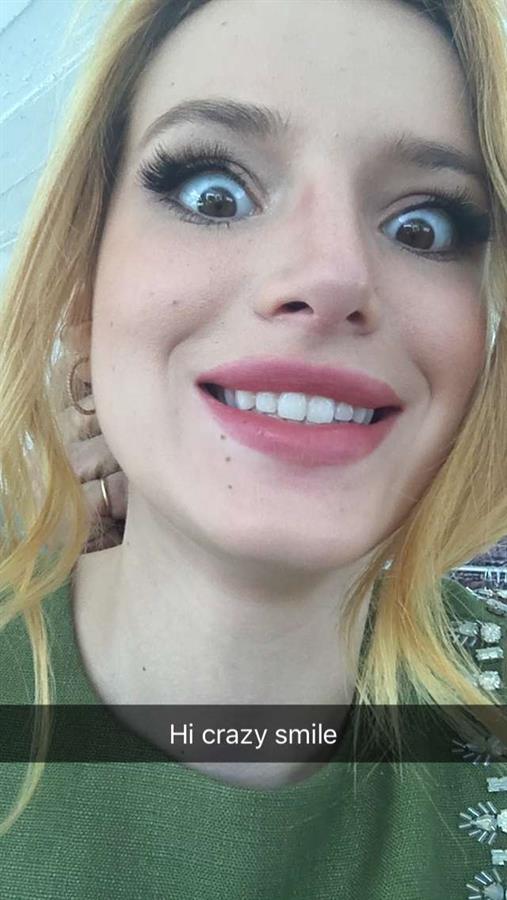 Bella Thorne taking a selfie