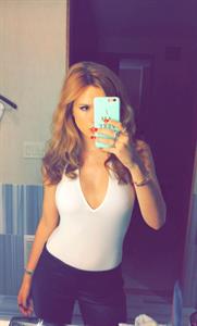 Bella Thorne taking a selfie
