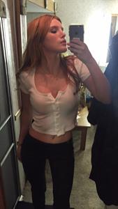 Bella Thorne taking a selfie
