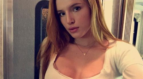 Bella Thorne taking a selfie