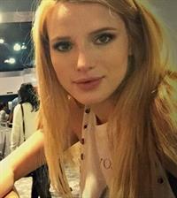Bella Thorne taking a selfie