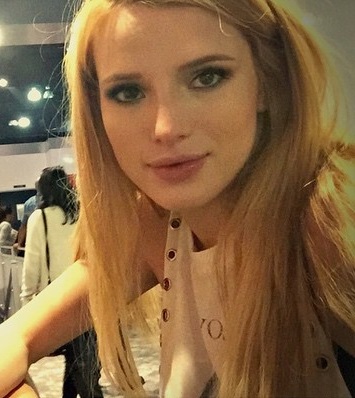 Bella Thorne taking a selfie