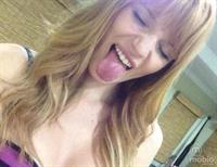 Bella Thorne taking a selfie
