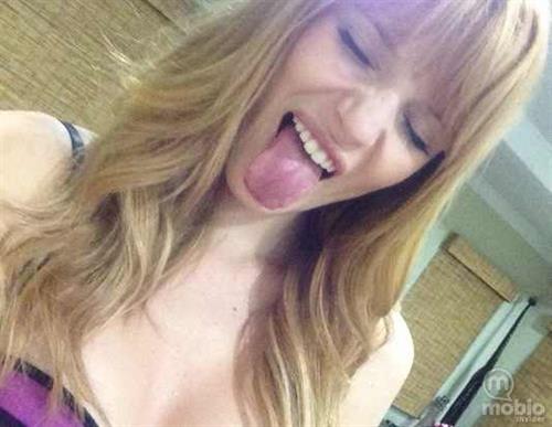 Bella Thorne taking a selfie