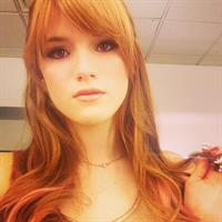 Bella Thorne taking a selfie