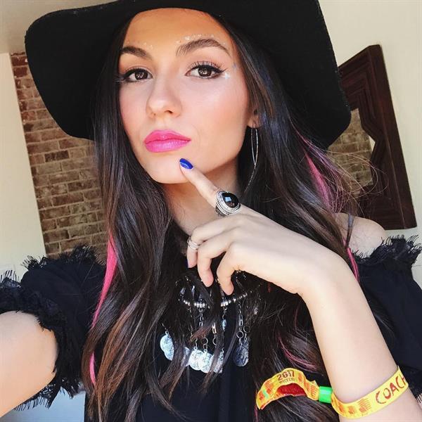Victoria Justice taking a selfie