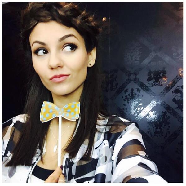 Victoria Justice taking a selfie
