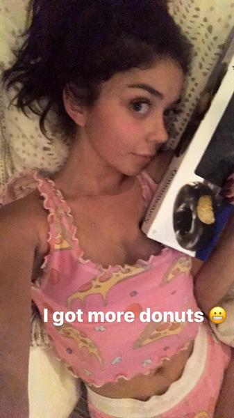 Sarah Hyland taking a selfie