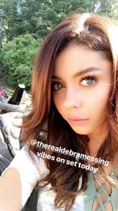 Sarah Hyland taking a selfie