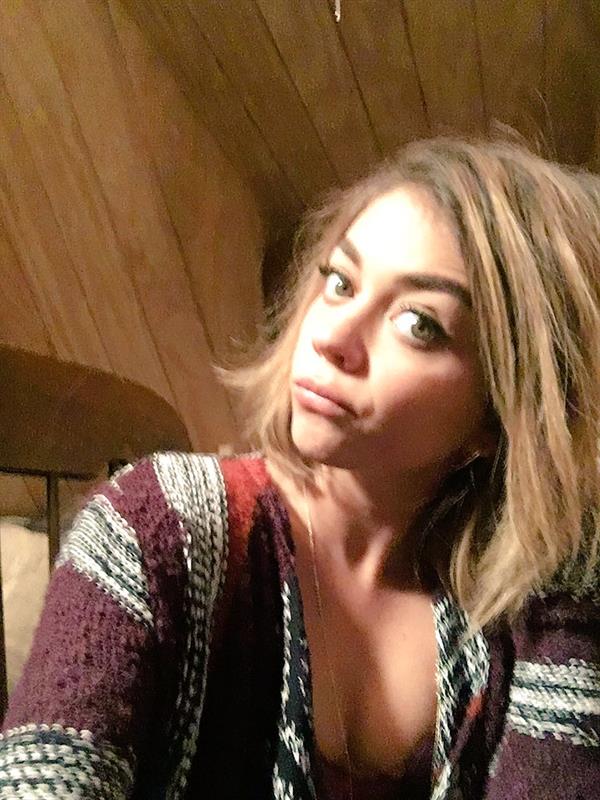 Sarah Hyland taking a selfie