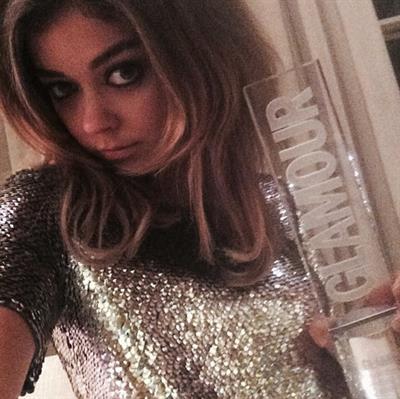 Sarah Hyland taking a selfie