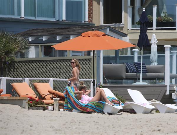 Nicky Hilton - Relaxes in the sun in Malibu (18.07.2013) 