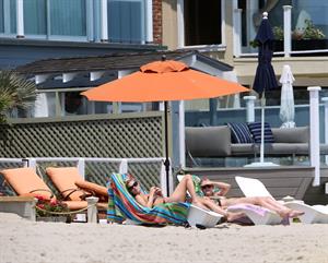 Nicky Hilton - Relaxes in the sun in Malibu (18.07.2013) 
