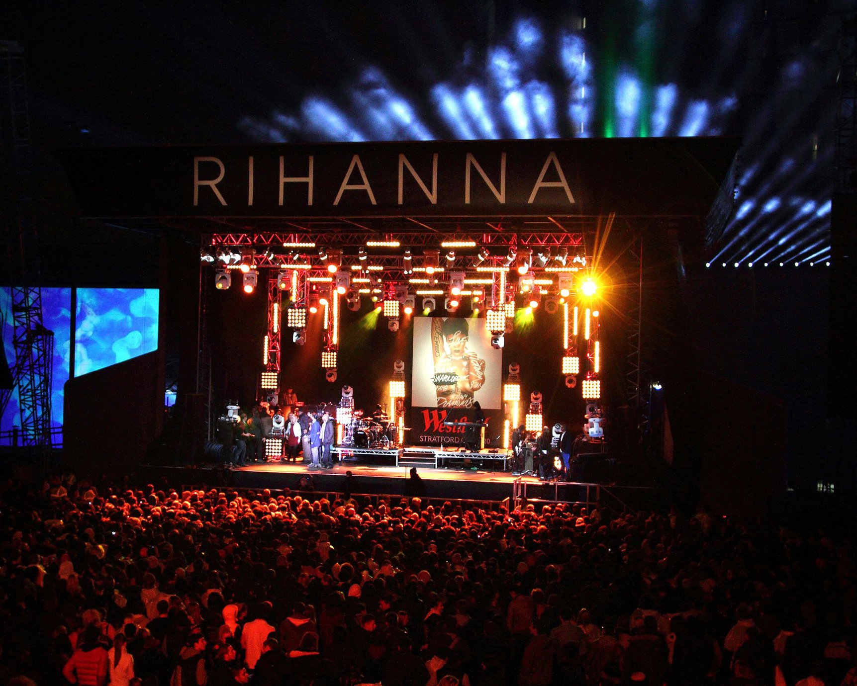 Rihanna Westfield Stratford Lights London Switch On - Performance (November 19, 2012) 