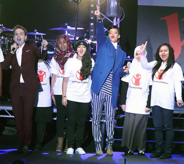 Rihanna Westfield Stratford Lights London Switch On - Performance (November 19, 2012) 