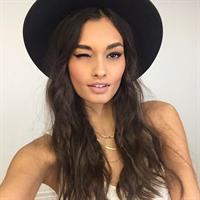 Gizele Oliveira taking a selfie