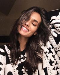 Gizele Oliveira taking a selfie