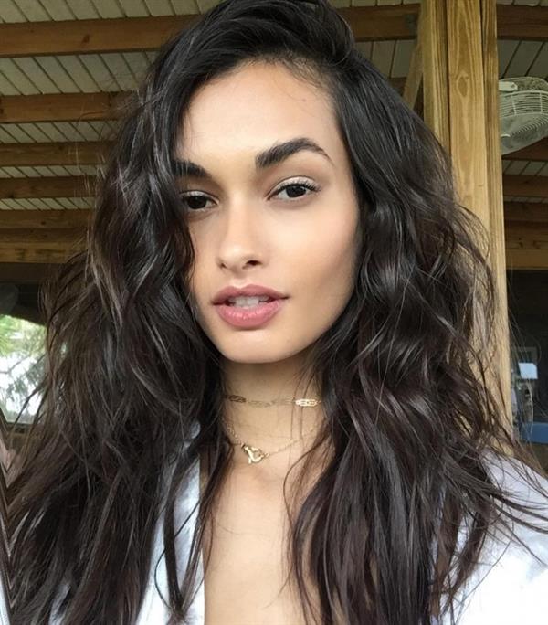 Gizele Oliveira taking a selfie