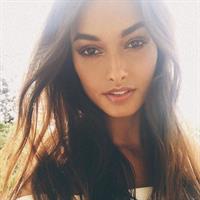 Gizele Oliveira taking a selfie