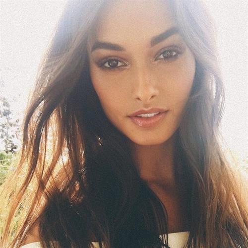 Gizele Oliveira taking a selfie